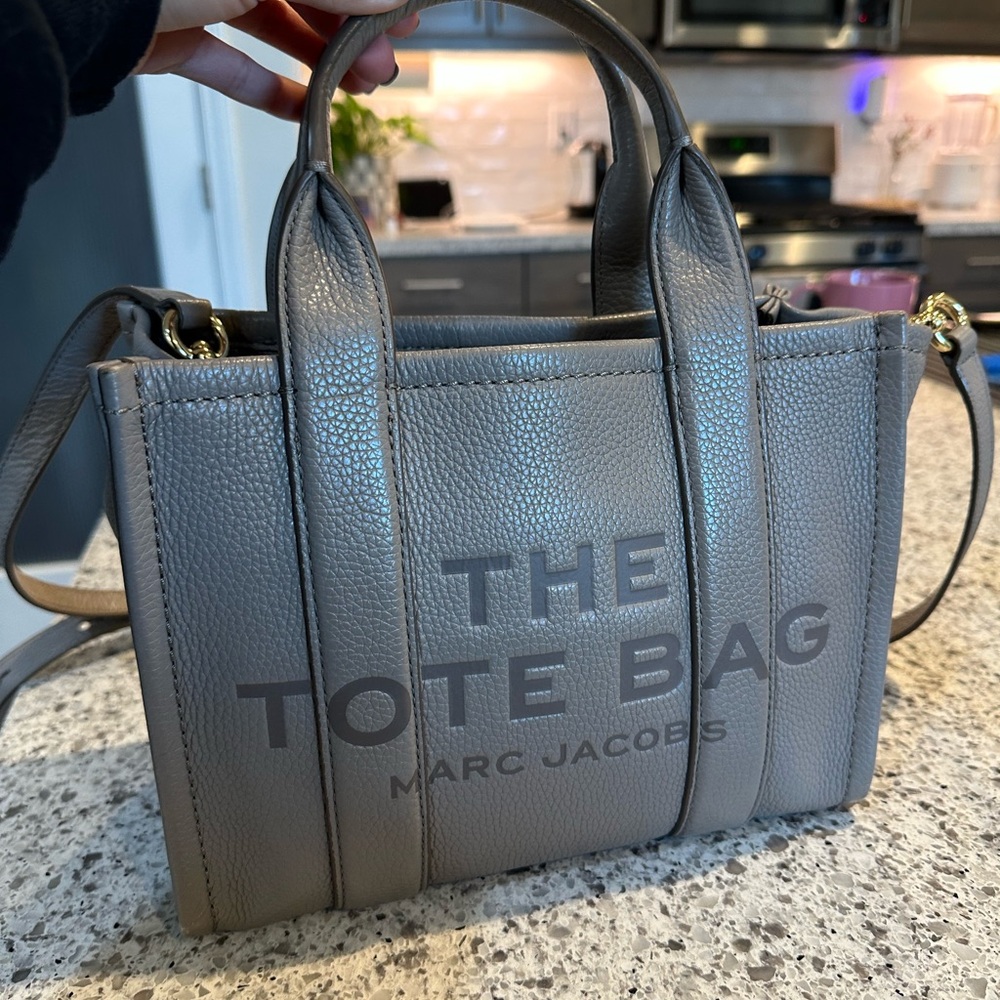 REAL AUTHENTIC Marc Jacobs Small Leather Tote Bag in Cement